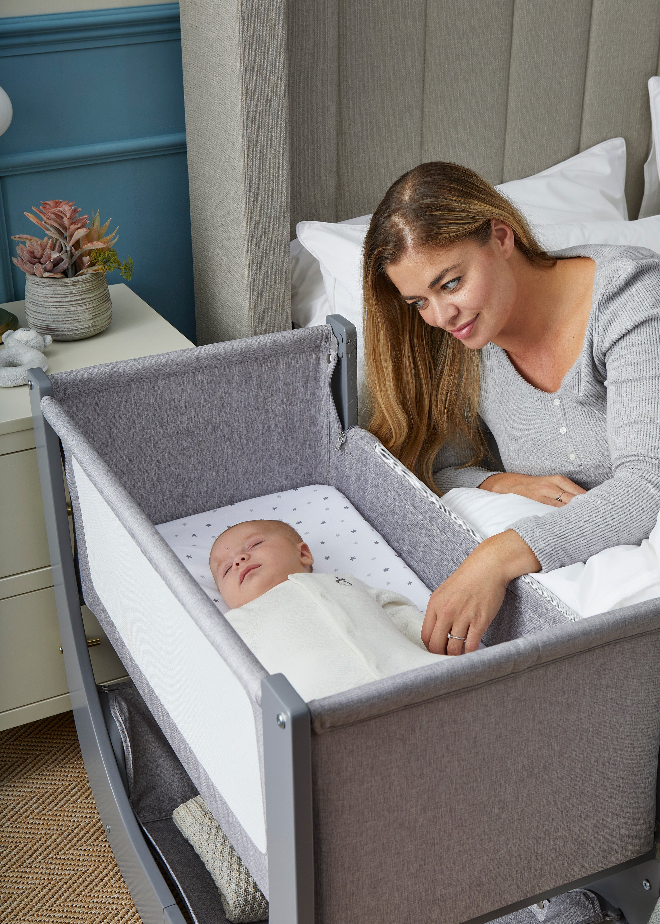 Shnuggle Air Lite Height-Adjustable Bedside Bassinet