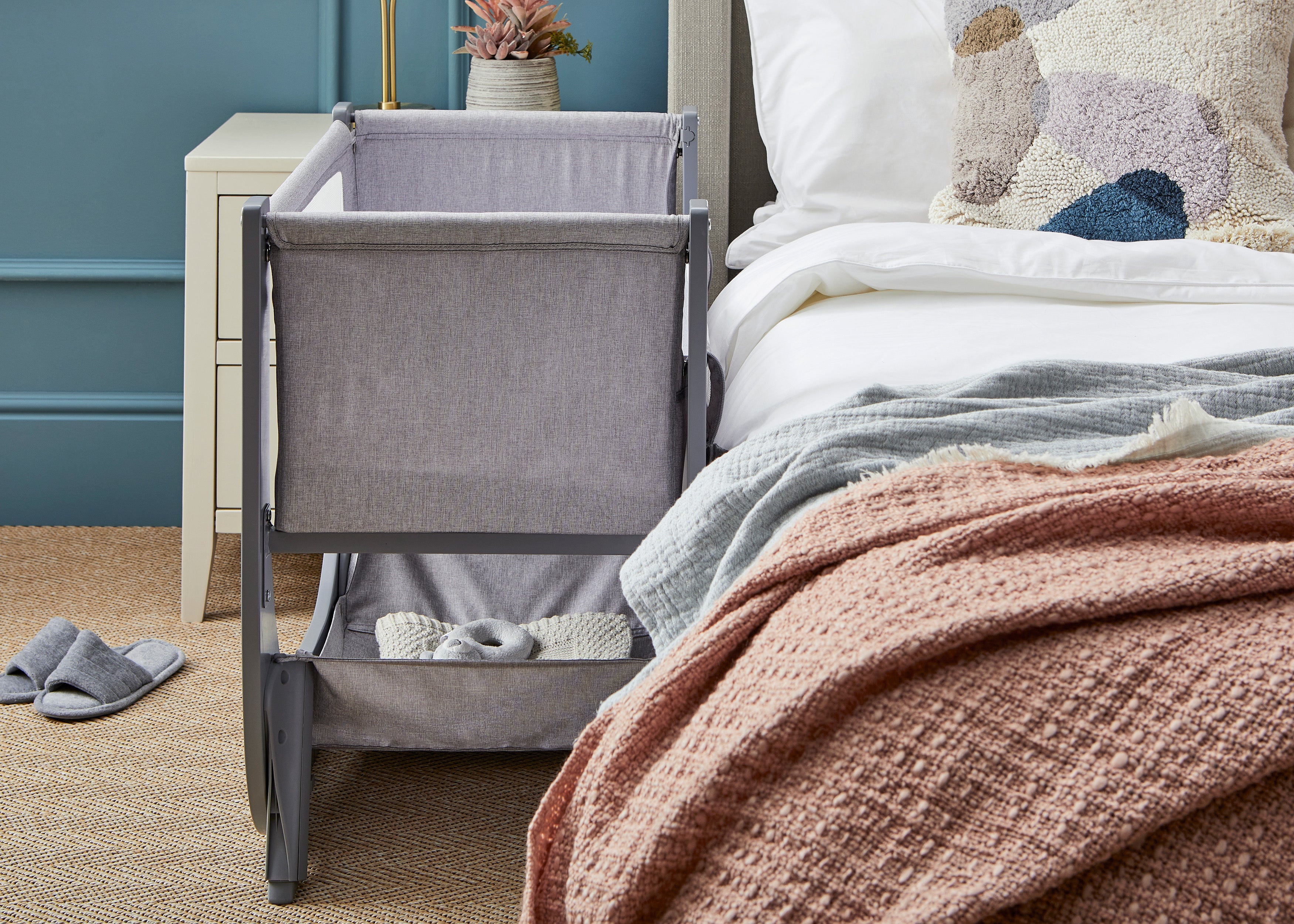 Shnuggle Air Lite Height-Adjustable Bedside Bassinet