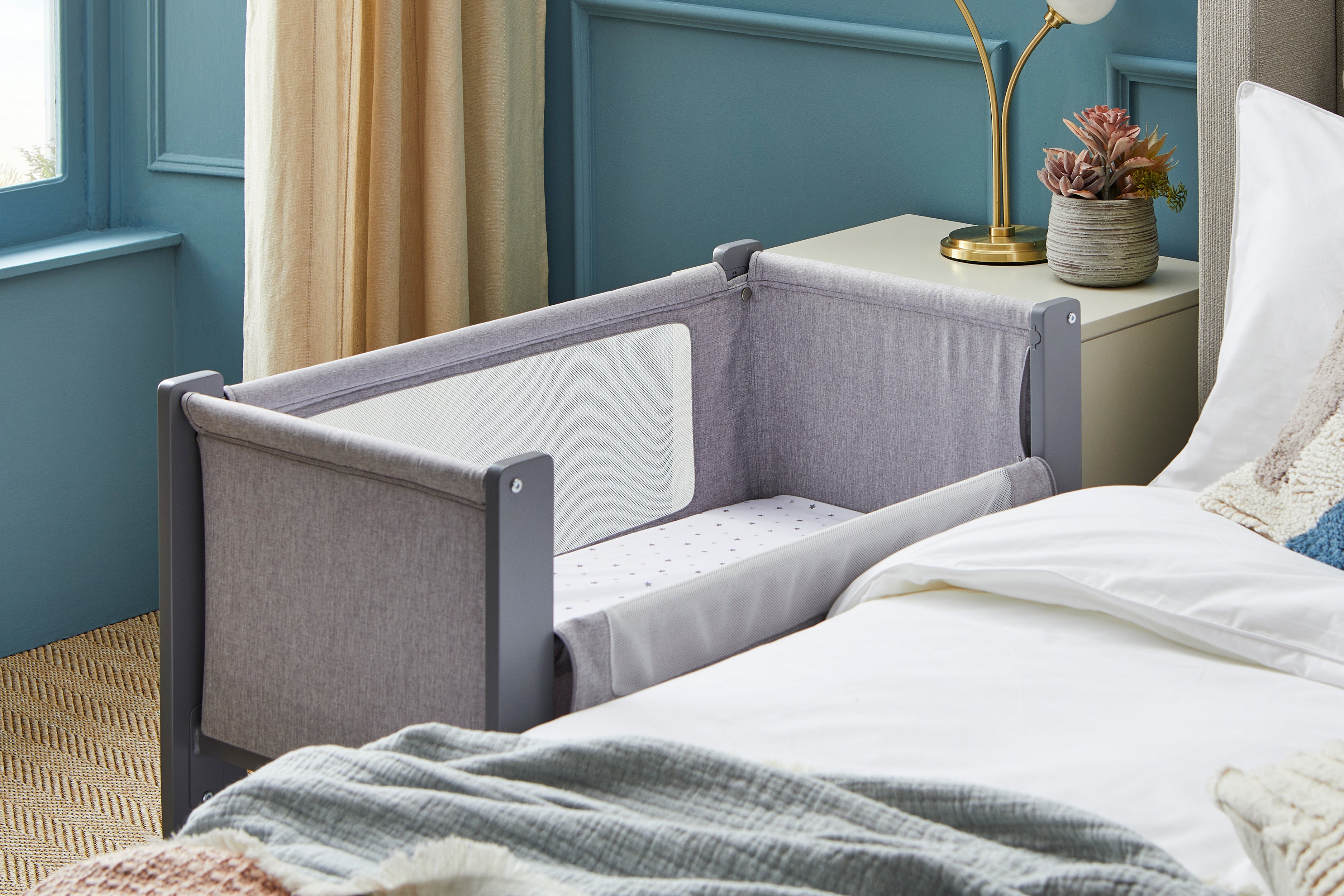 Shnuggle Air Lite Height-Adjustable Bedside Bassinet