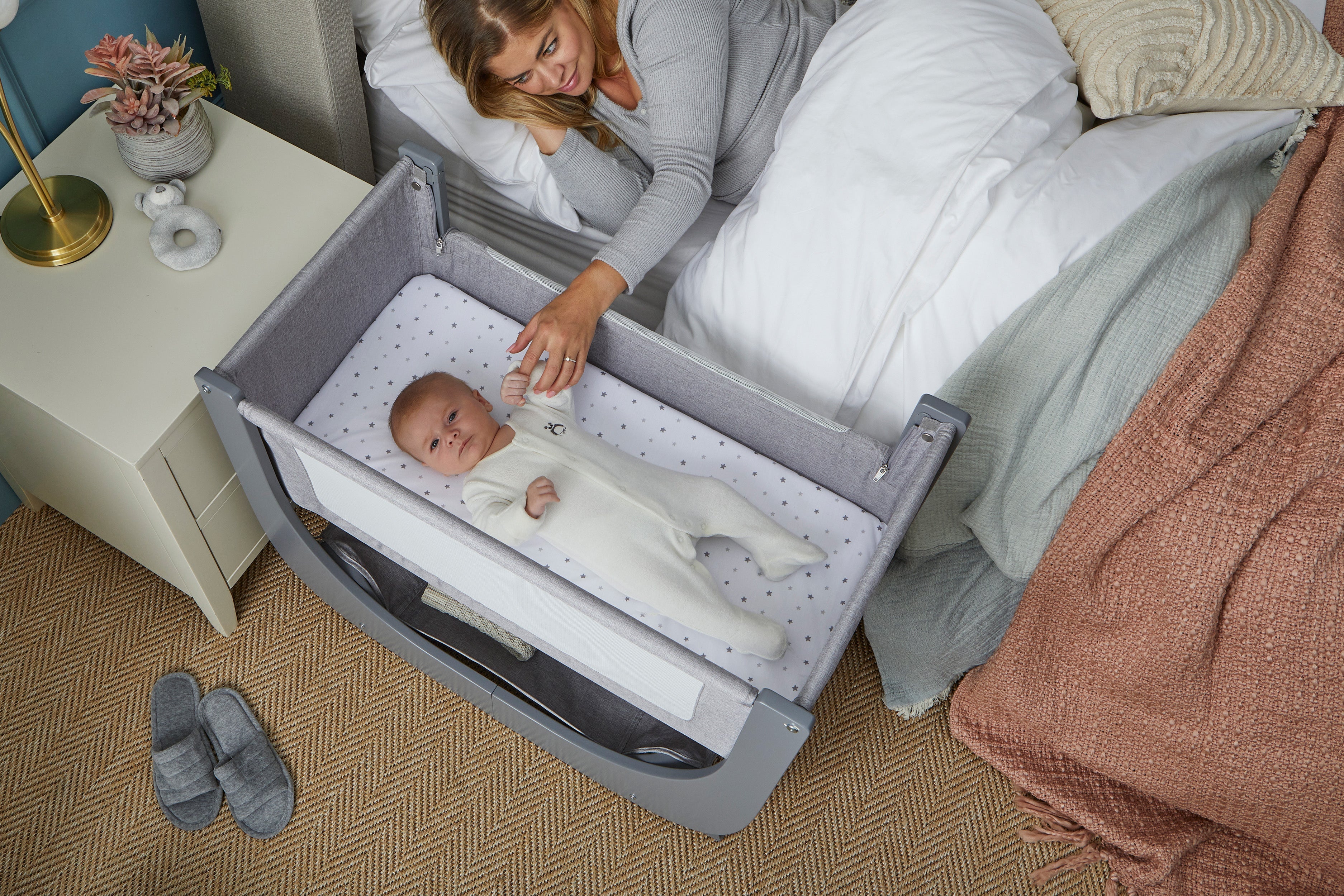 Shnuggle Air Lite Height-Adjustable Bedside Bassinet