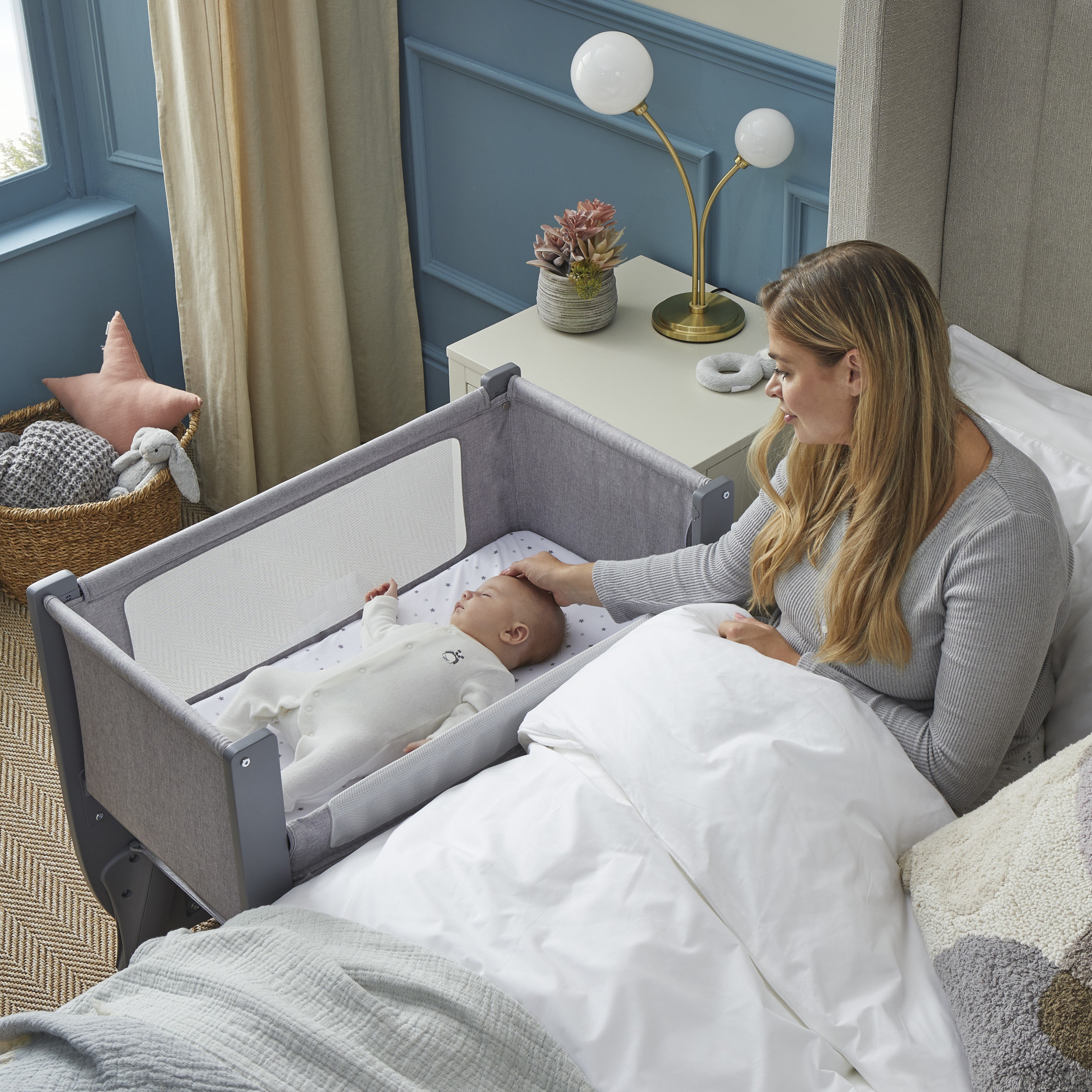 Shnuggle Air Lite Height-Adjustable Bedside Bassinet