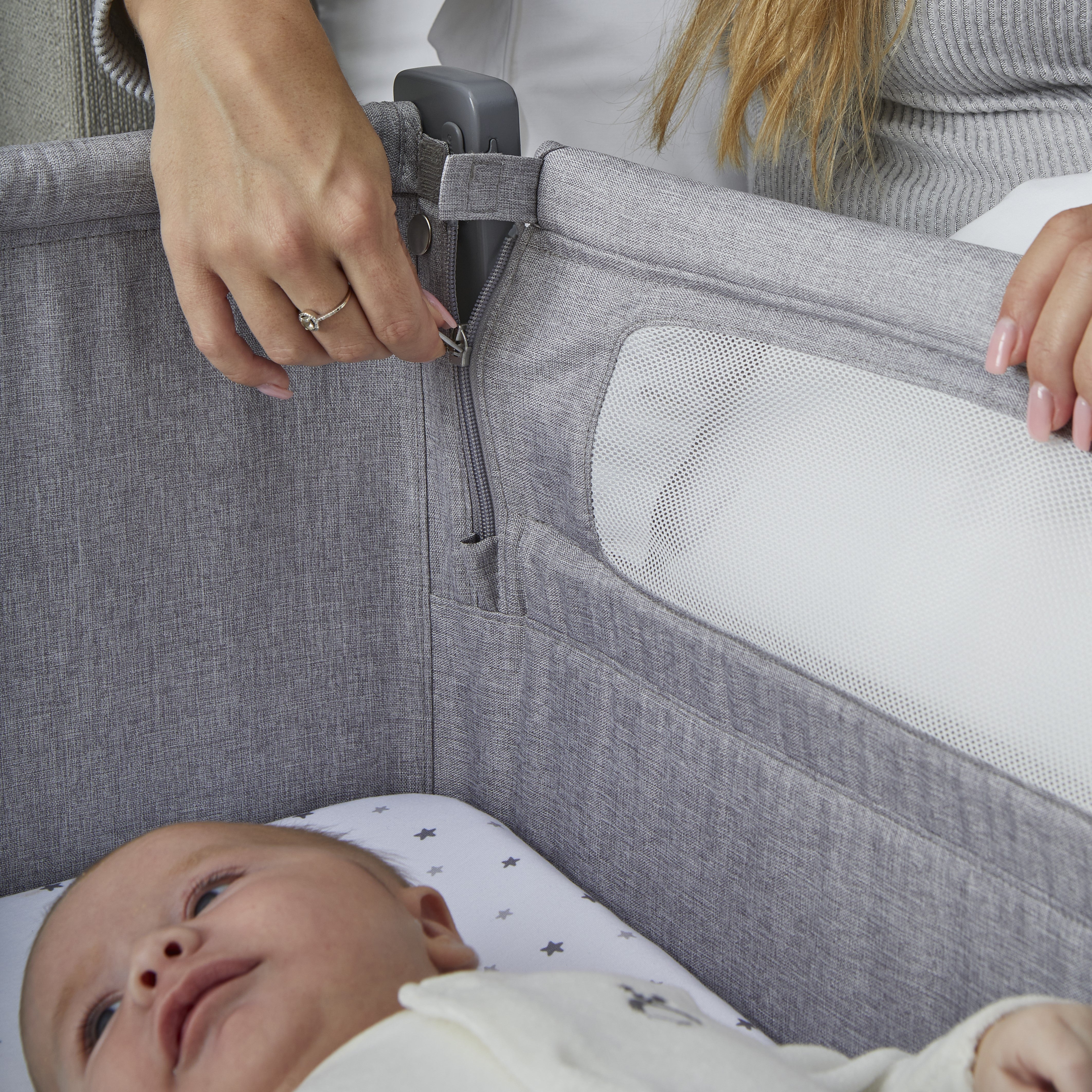 Shnuggle Air Lite Height-Adjustable Bedside Bassinet